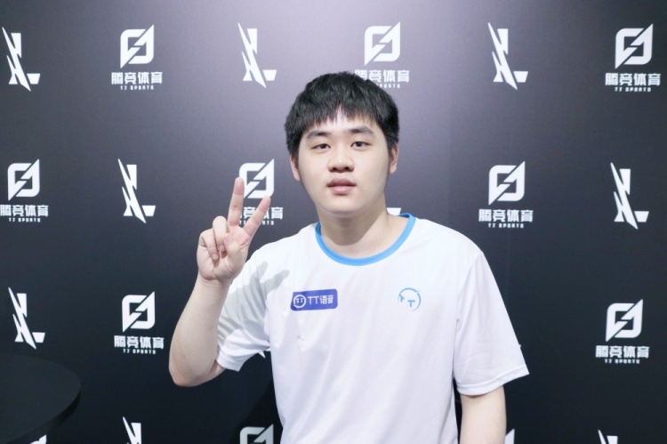 和草根足球 和草根足球