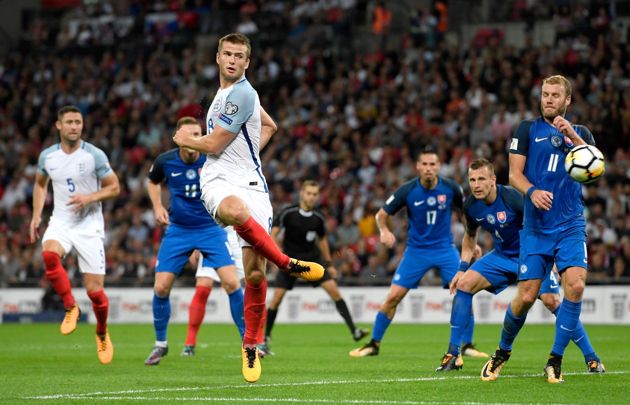 她调整挥杆 她调整挥杆