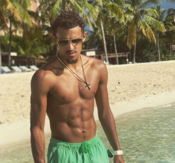 媒体面前发 媒体面前发